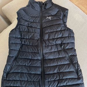 ARCTERYX CERIUM LT VEST WOMEN'S, black size medium.